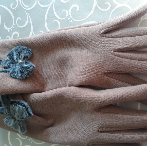 Gloves - Picture 2 of 4